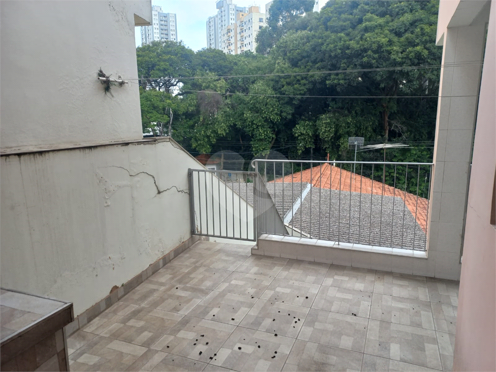 Sobrado no Condomínio Residencial Santa Terezinha com 3 quartos 1 suíte  2 vagas e amplo quintal !!