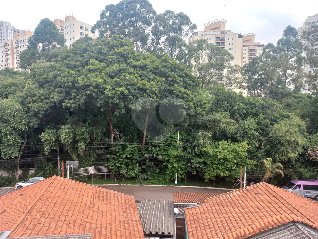 Sobrado no Condomínio Residencial Santa Terezinha com 3 quartos 1 suíte  2 vagas e amplo quintal !!