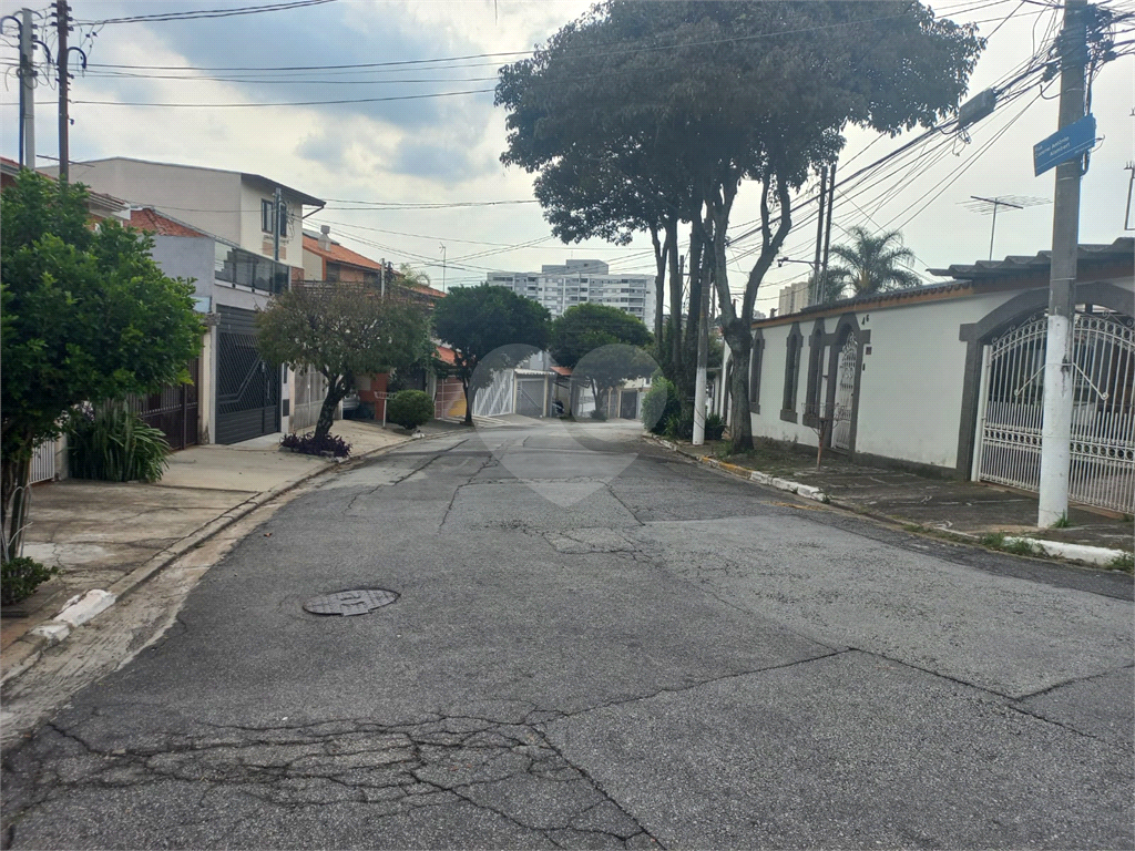 Sobrado no Condomínio Residencial Santa Terezinha com 3 quartos 1 suíte  2 vagas e amplo quintal !!