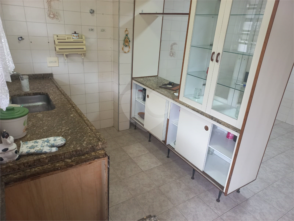 Sobrado no Condomínio Residencial Santa Terezinha com 3 quartos 1 suíte  2 vagas e amplo quintal !!