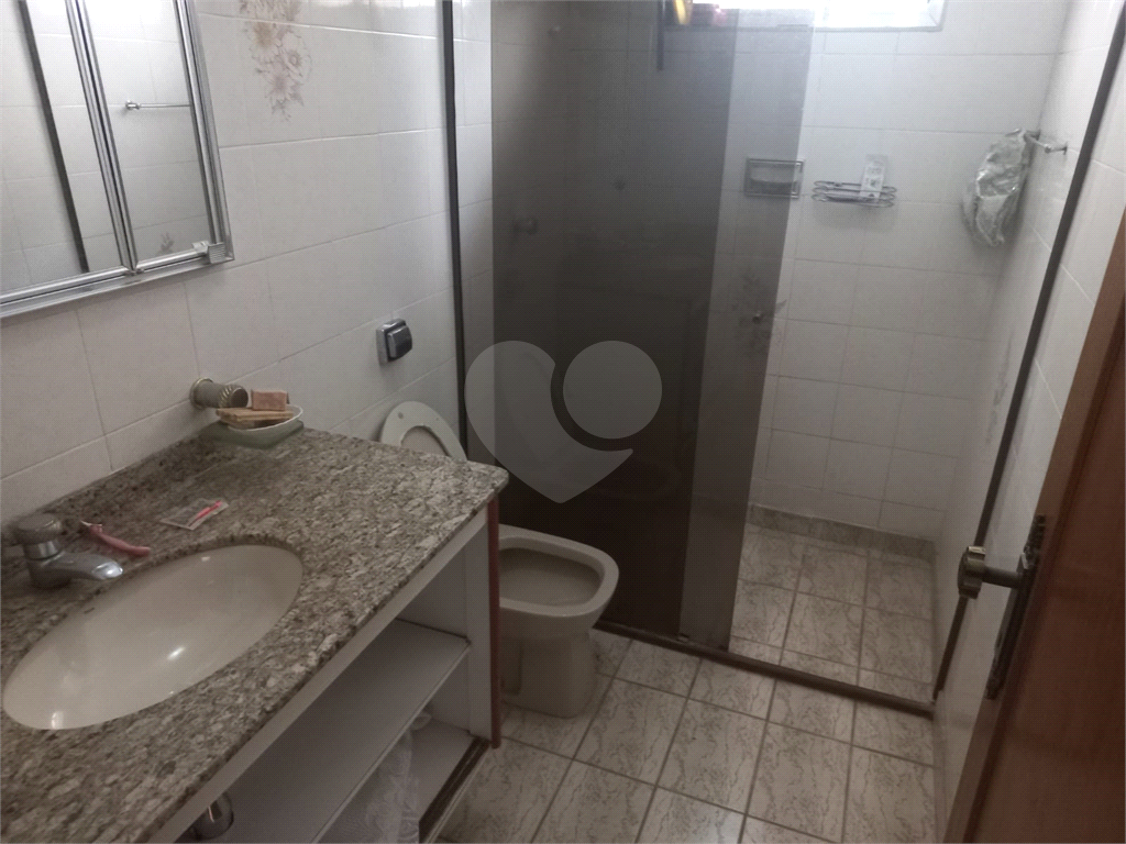 Sobrado no Condomínio Residencial Santa Terezinha com 3 quartos 1 suíte  2 vagas e amplo quintal !!