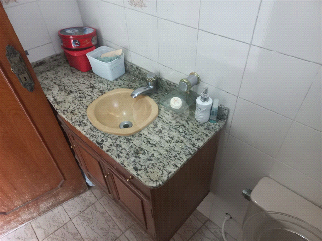 Sobrado no Condomínio Residencial Santa Terezinha com 3 quartos 1 suíte  2 vagas e amplo quintal !!