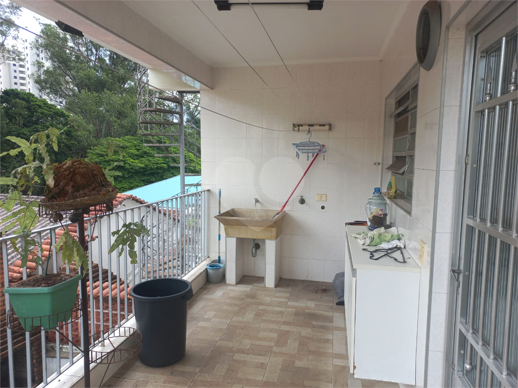 Sobrado no Condomínio Residencial Santa Terezinha com 3 quartos 1 suíte  2 vagas e amplo quintal !!