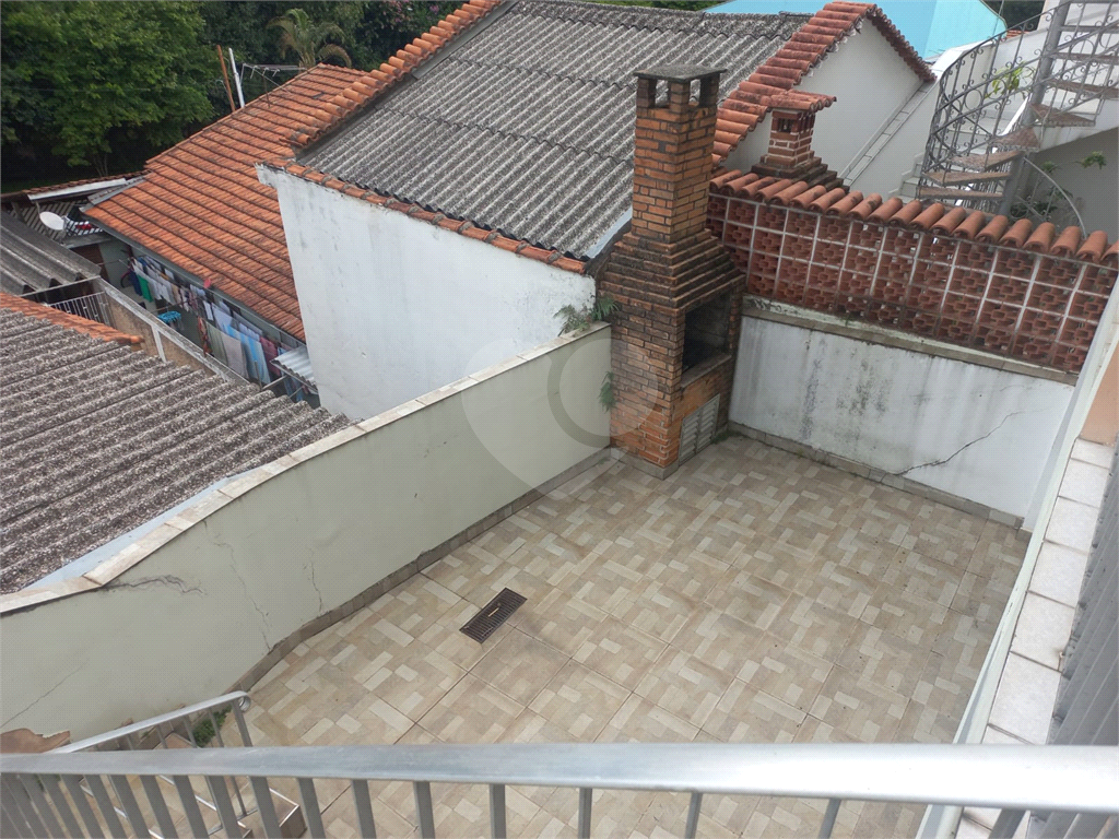 Sobrado no Condomínio Residencial Santa Terezinha com 3 quartos 1 suíte  2 vagas e amplo quintal !!
