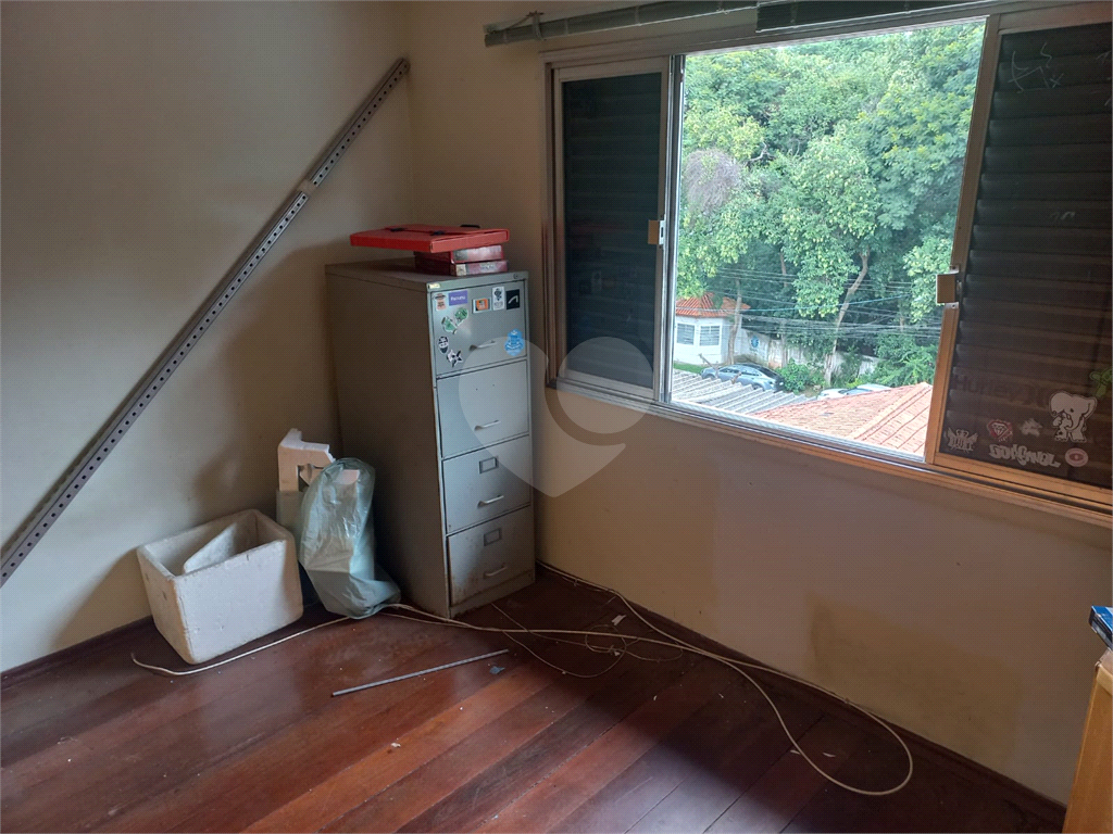 Sobrado no Condomínio Residencial Santa Terezinha com 3 quartos 1 suíte  2 vagas e amplo quintal !!