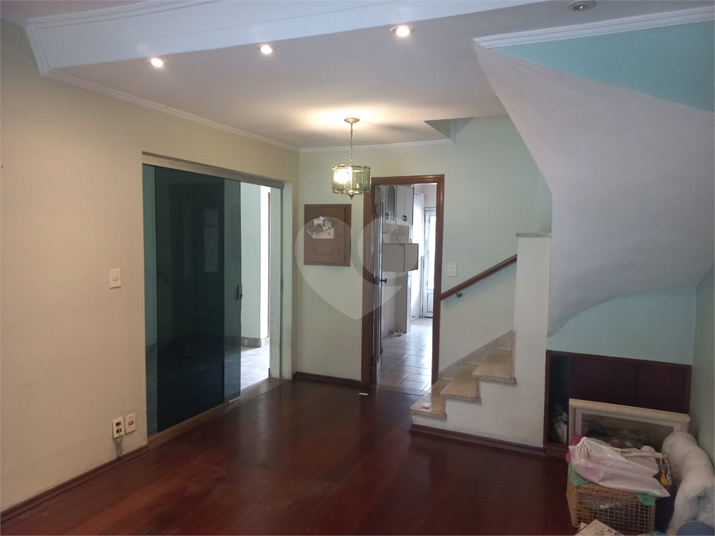 Sobrado no Condomínio Residencial Santa Terezinha com 3 quartos 1 suíte  2 vagas e amplo quintal !!