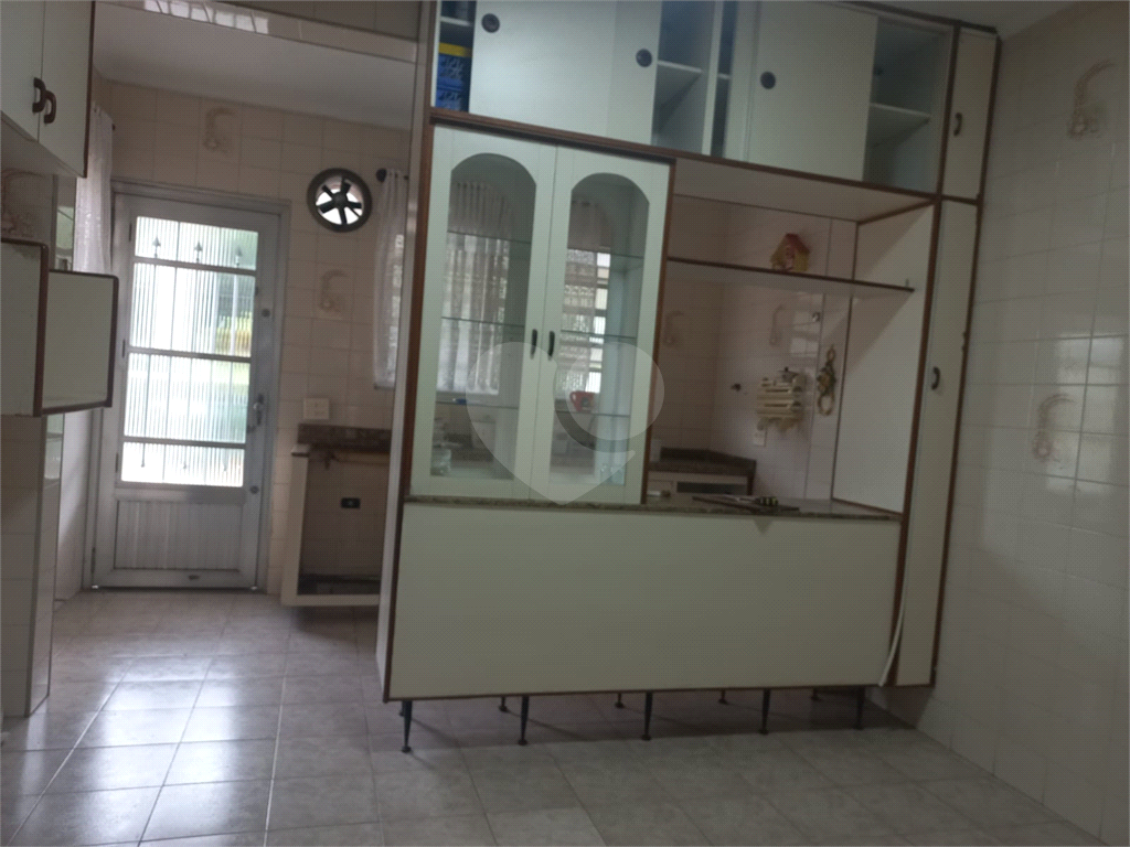 Sobrado no Condomínio Residencial Santa Terezinha com 3 quartos 1 suíte  2 vagas e amplo quintal !!