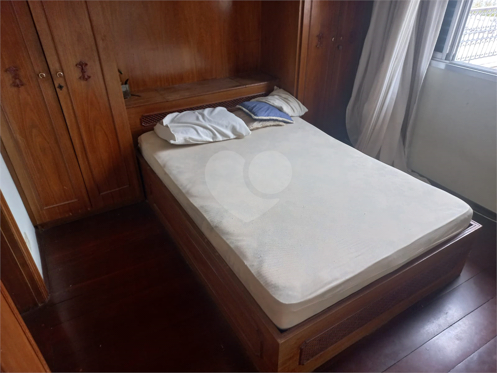 Sobrado no Condomínio Residencial Santa Terezinha com 3 quartos 1 suíte  2 vagas e amplo quintal !!