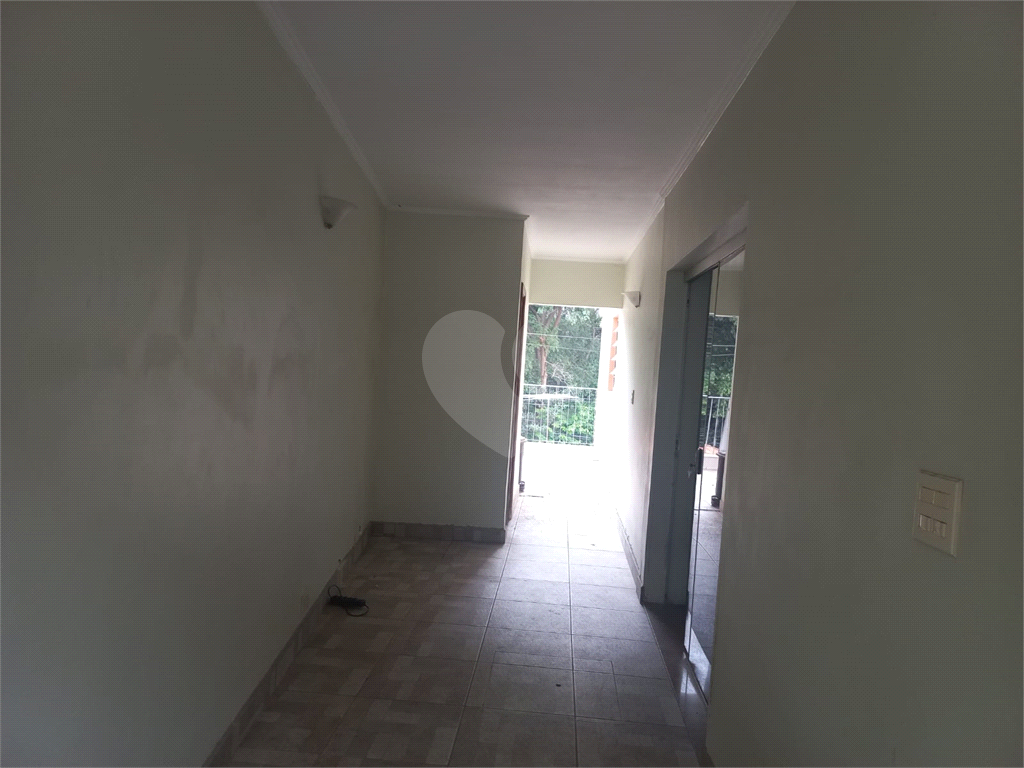 Sobrado no Condomínio Residencial Santa Terezinha com 3 quartos 1 suíte  2 vagas e amplo quintal !!