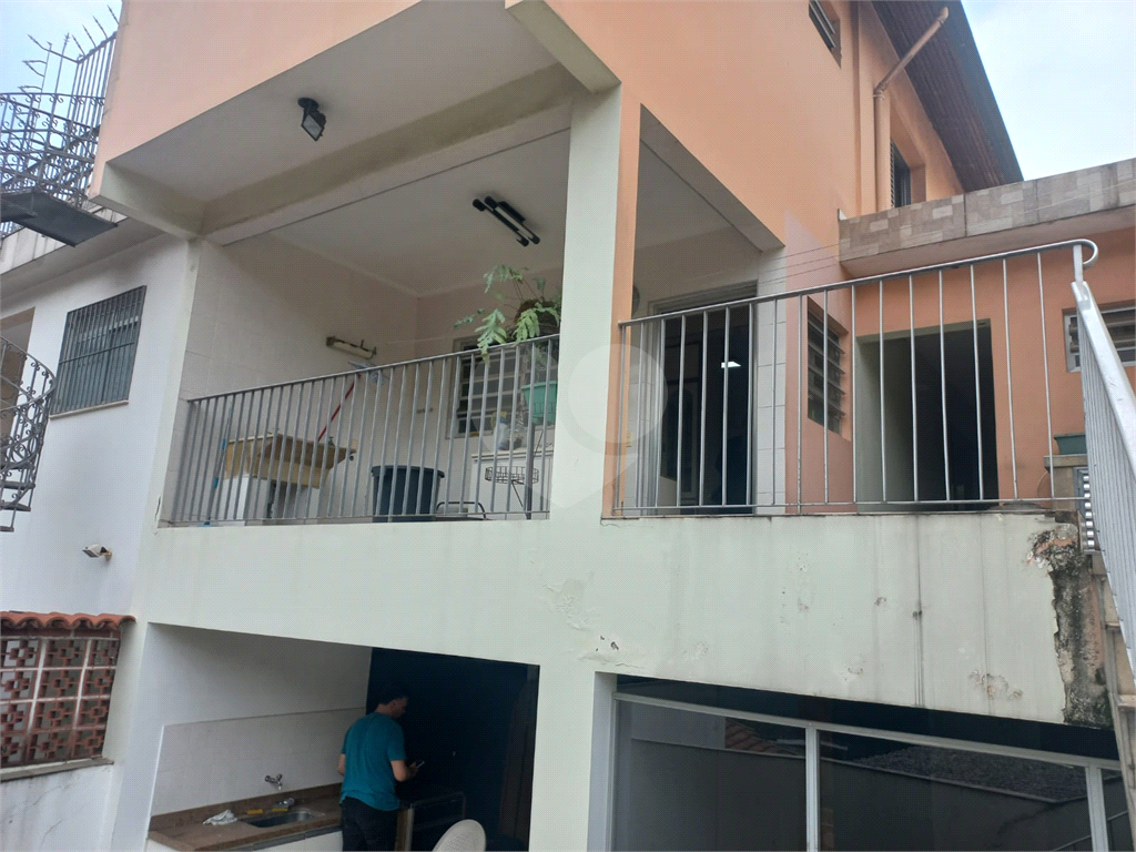 Sobrado no Condomínio Residencial Santa Terezinha com 3 quartos 1 suíte  2 vagas e amplo quintal !!