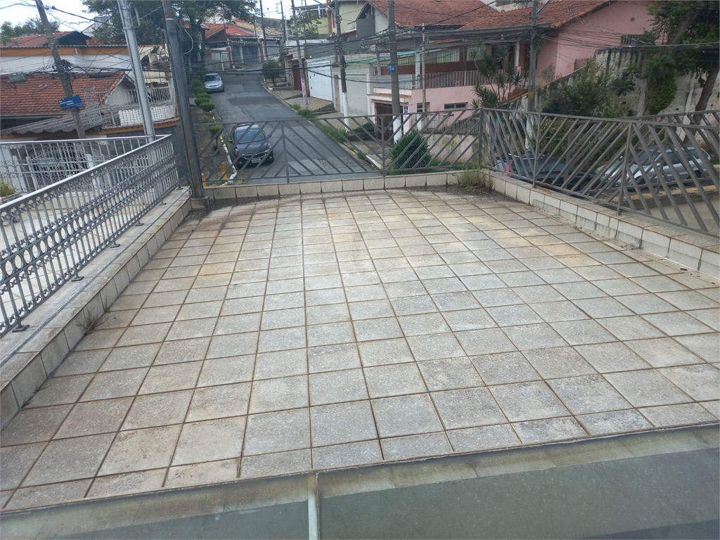 Sobrado no Condomínio Residencial Santa Terezinha com 3 quartos 1 suíte  2 vagas e amplo quintal !!