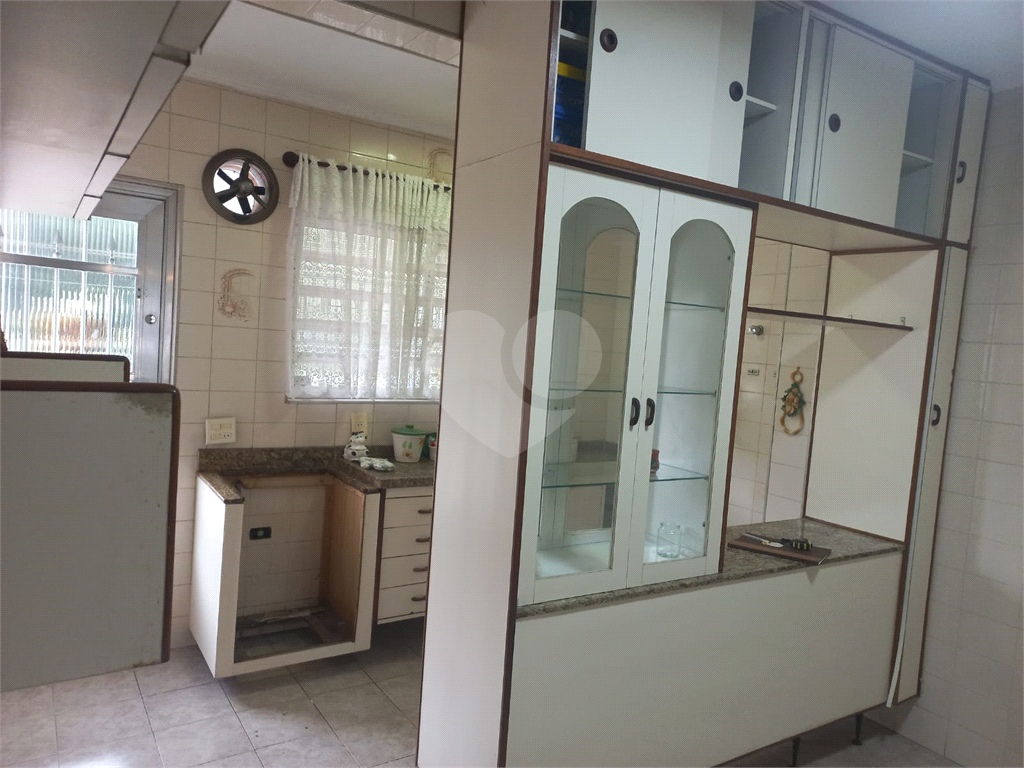 Sobrado no Condomínio Residencial Santa Terezinha com 3 quartos 1 suíte  2 vagas e amplo quintal !!