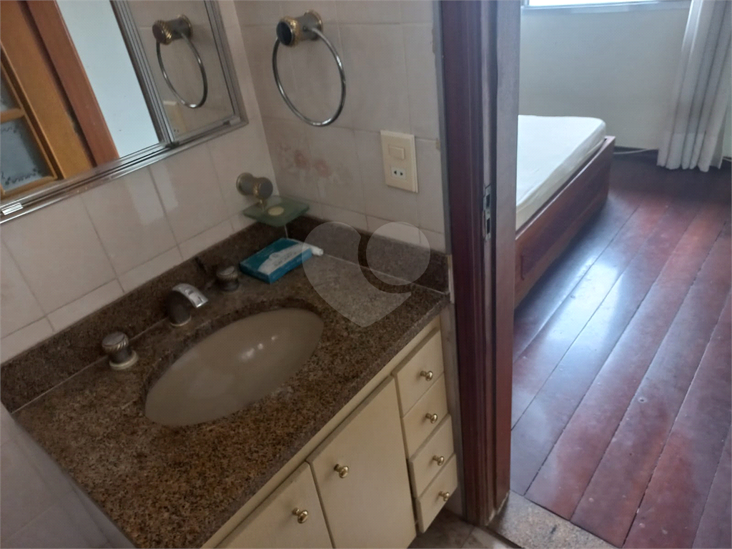 Sobrado no Condomínio Residencial Santa Terezinha com 3 quartos 1 suíte  2 vagas e amplo quintal !!