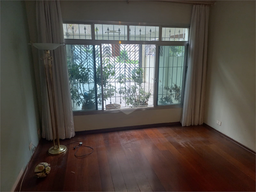 Sobrado no Condomínio Residencial Santa Terezinha com 3 quartos 1 suíte  2 vagas e amplo quintal !!