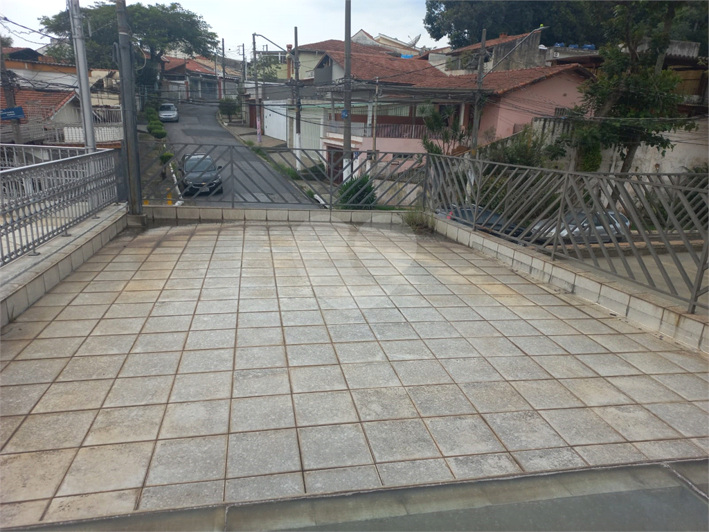 Sobrado no Condomínio Residencial Santa Terezinha com 3 quartos 1 suíte  2 vagas e amplo quintal !!