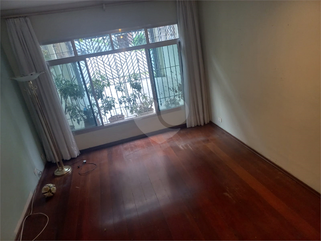Sobrado no Condomínio Residencial Santa Terezinha com 3 quartos 1 suíte  2 vagas e amplo quintal !!