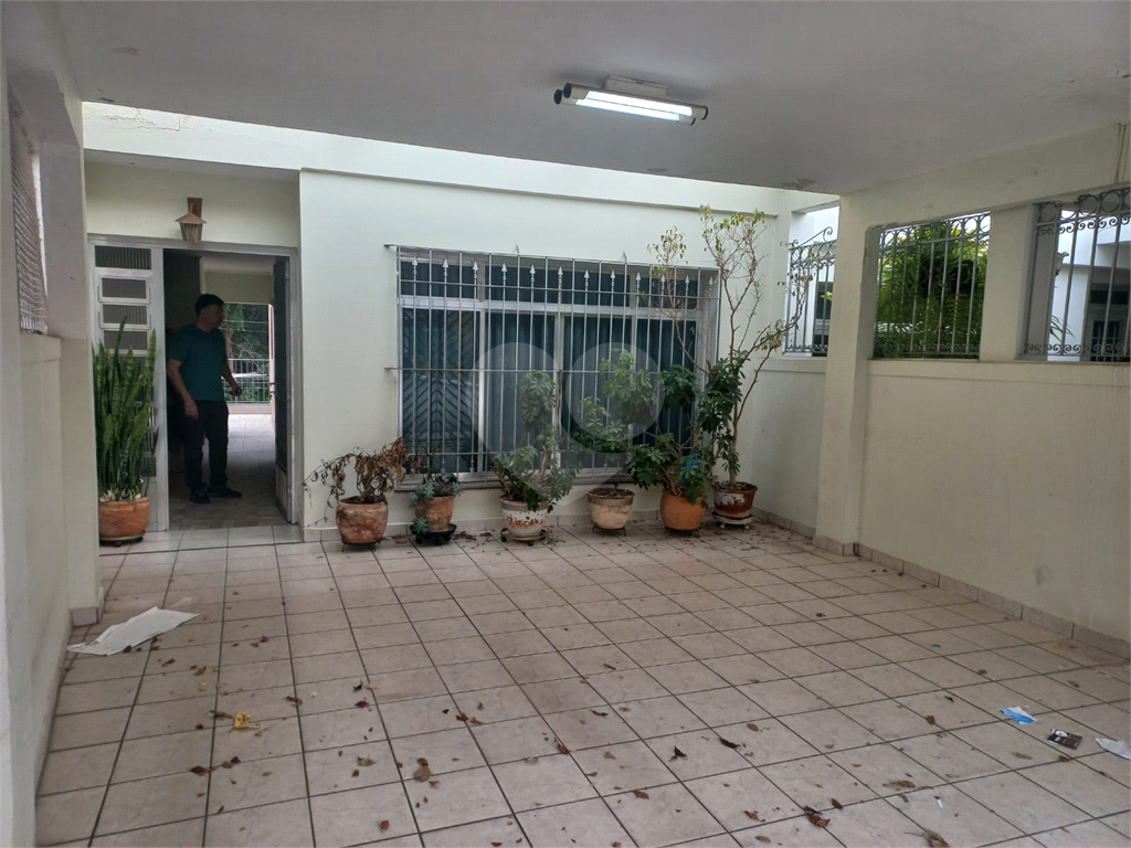 Sobrado no Condomínio Residencial Santa Terezinha com 3 quartos 1 suíte  2 vagas e amplo quintal !!