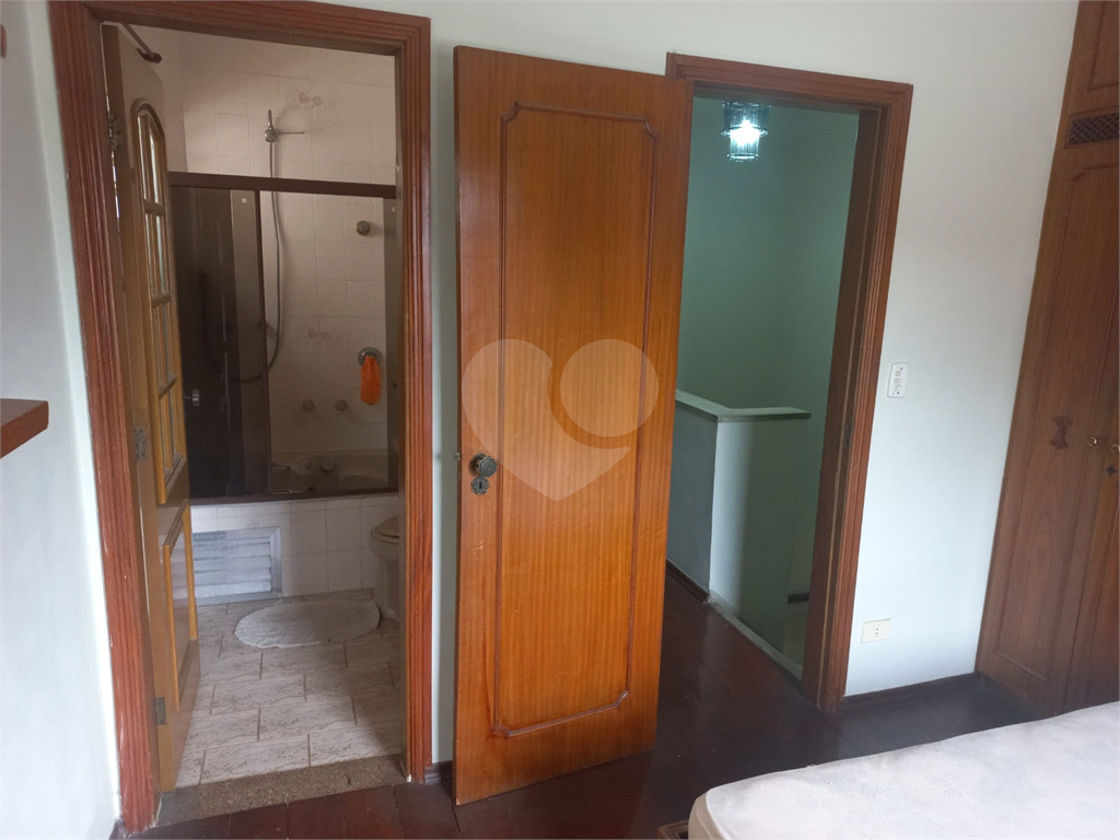 Sobrado no Condomínio Residencial Santa Terezinha com 3 quartos 1 suíte  2 vagas e amplo quintal !!