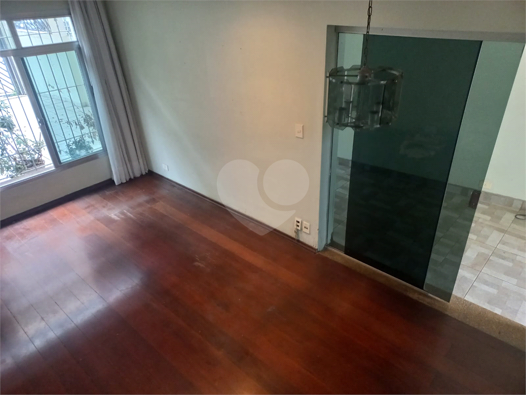 Sobrado no Condomínio Residencial Santa Terezinha com 3 quartos 1 suíte  2 vagas e amplo quintal !!
