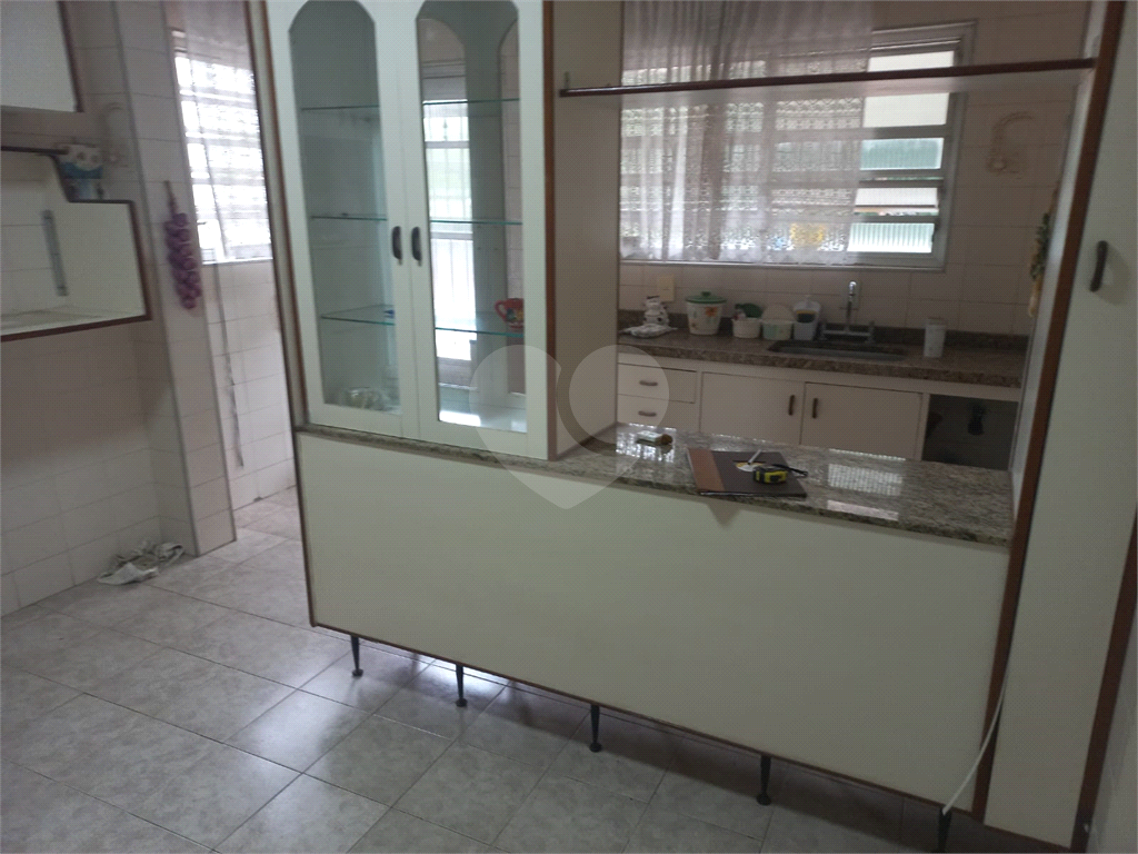 Sobrado no Condomínio Residencial Santa Terezinha com 3 quartos 1 suíte  2 vagas e amplo quintal !!