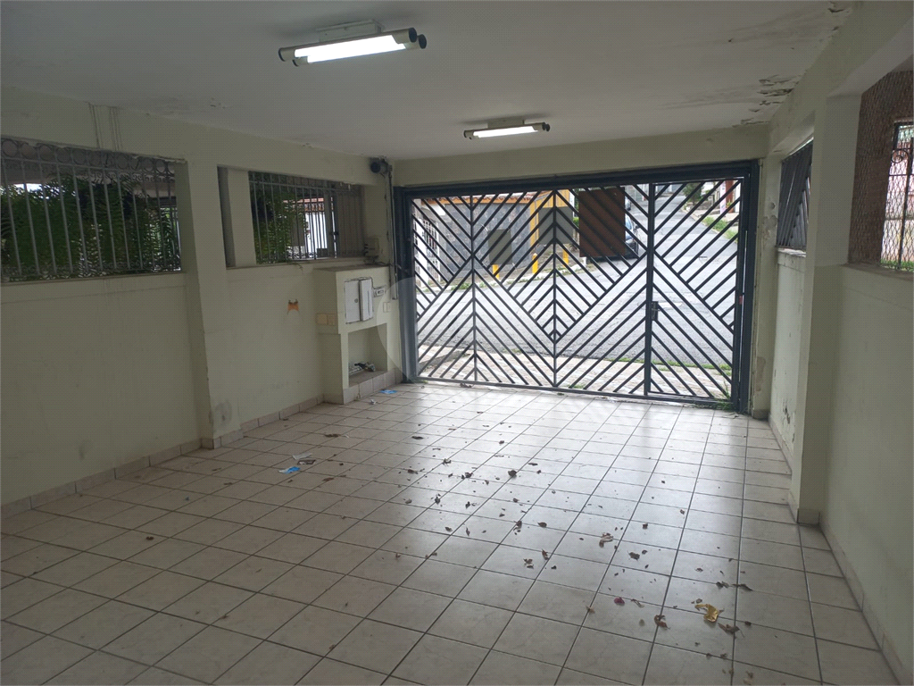 Sobrado no Condomínio Residencial Santa Terezinha com 3 quartos 1 suíte  2 vagas e amplo quintal !!