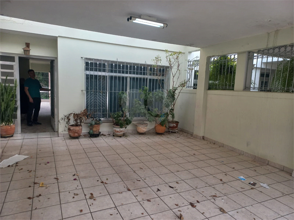 Sobrado no Condomínio Residencial Santa Terezinha com 3 quartos 1 suíte  2 vagas e amplo quintal !!