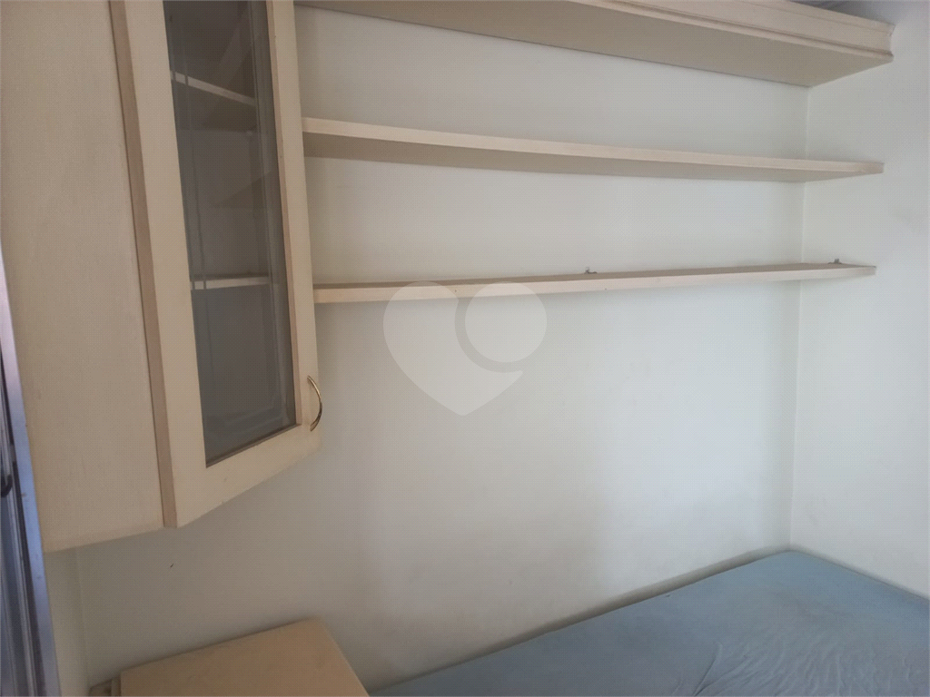 Sobrado no Condomínio Residencial Santa Terezinha com 3 quartos 1 suíte  2 vagas e amplo quintal !!