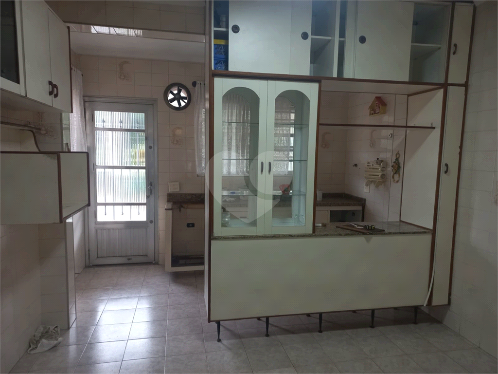 Sobrado no Condomínio Residencial Santa Terezinha com 3 quartos 1 suíte  2 vagas e amplo quintal !!