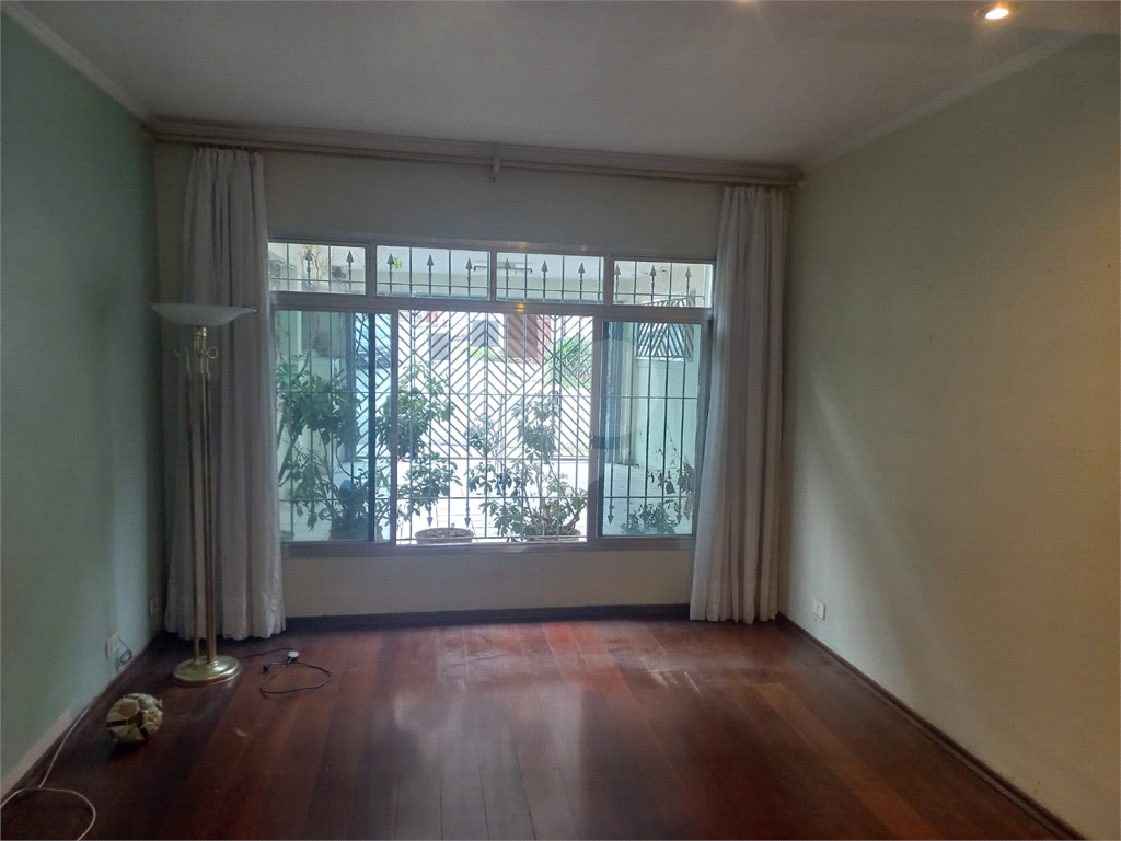 Sobrado no Condomínio Residencial Santa Terezinha com 3 quartos 1 suíte  2 vagas e amplo quintal !!