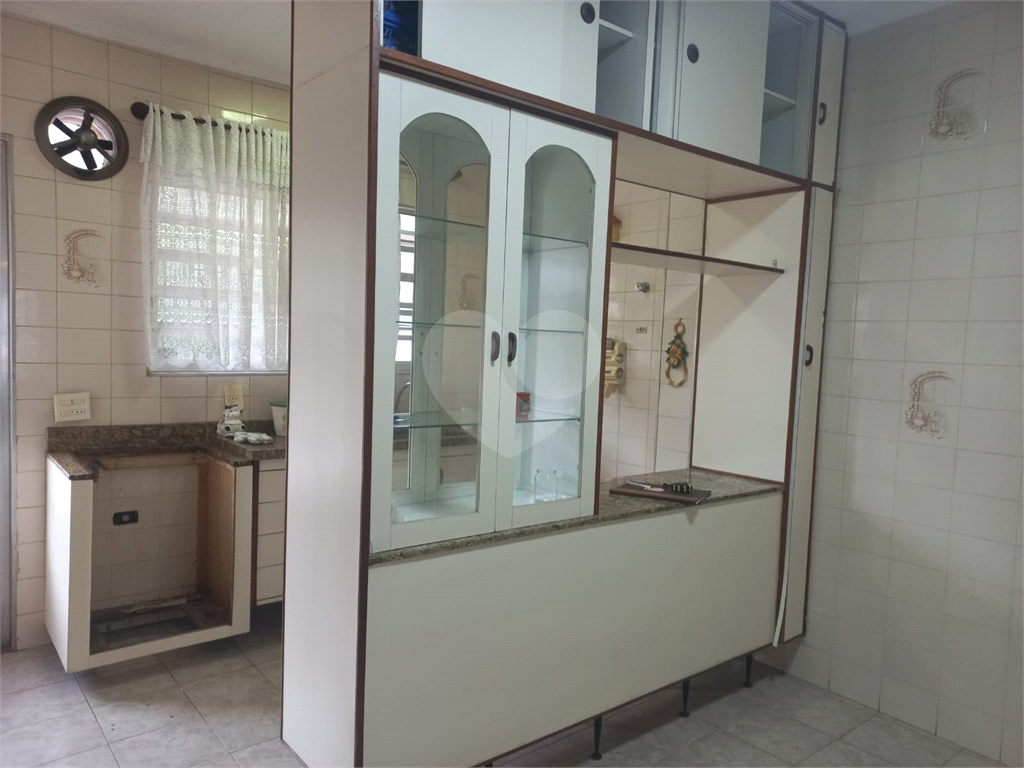 Sobrado no Condomínio Residencial Santa Terezinha com 3 quartos 1 suíte  2 vagas e amplo quintal !!