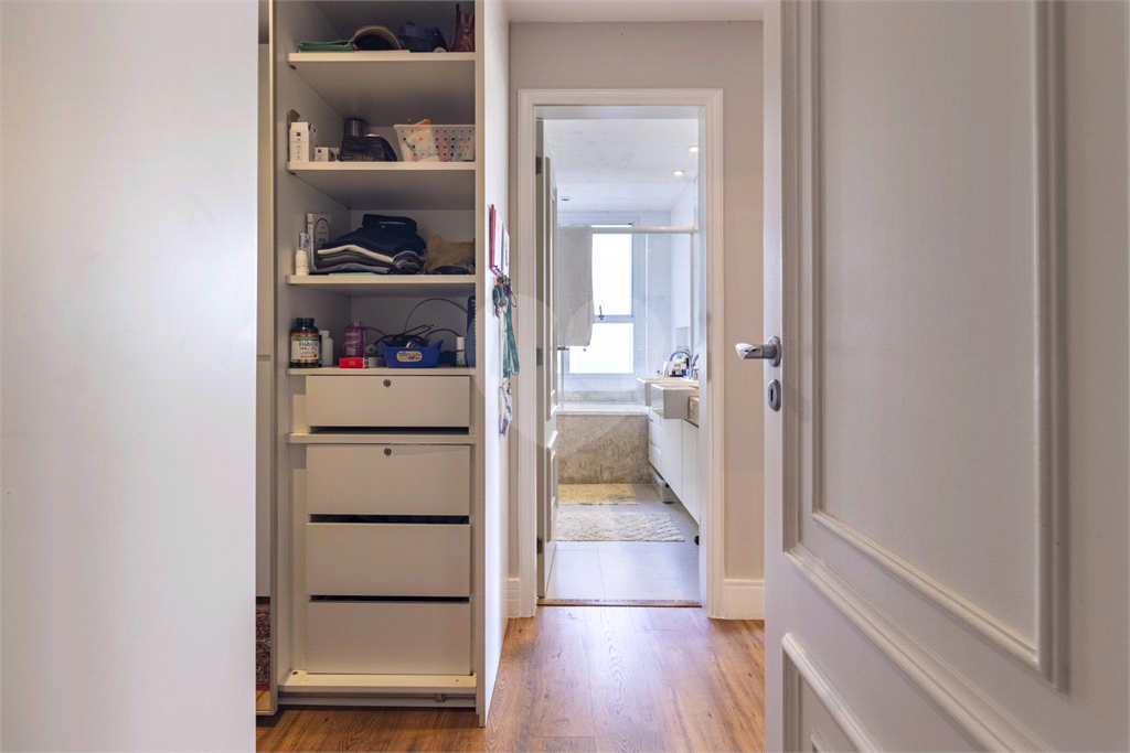 Venda de Apartamento novo em Pinheiros com 2 suítes e 2 vagas