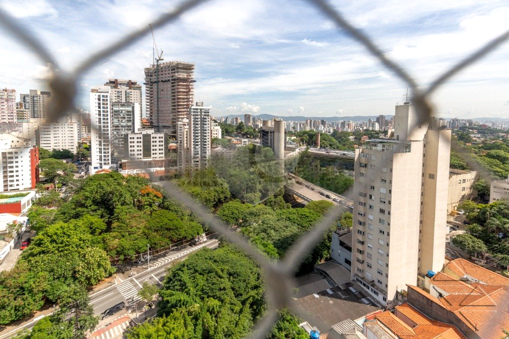 Venda de Apartamento novo em Pinheiros com 2 suítes e 2 vagas
