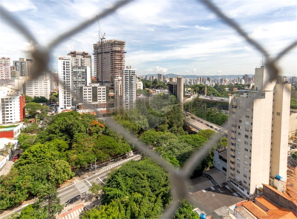 Venda de Apartamento novo em Pinheiros com 2 suítes e 2 vagas