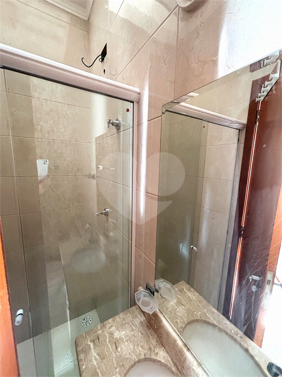 Sobrado à venda  em condomínio Fecahdo com 2 suítes e 1 vaga na Vila Gustavo