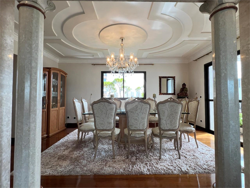 Luxuoso apartamento, raridade! 4 suítes máster, amplo living com lareira e bar, sala de jantar, apartamento todo avarandado, 5 vagas em Santana! Altíssimo padrão.