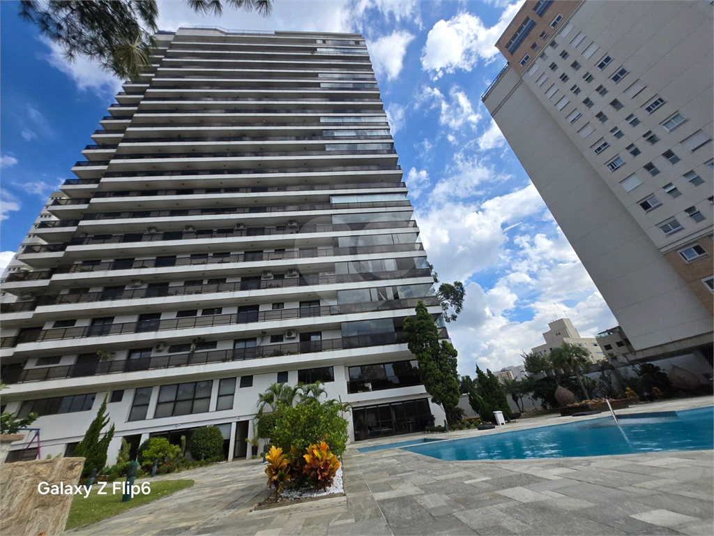 Luxuoso apartamento, raridade! 4 suítes máster, amplo living com lareira e bar, sala de jantar, apartamento todo avarandado, 5 vagas em Santana! Altíssimo padrão.