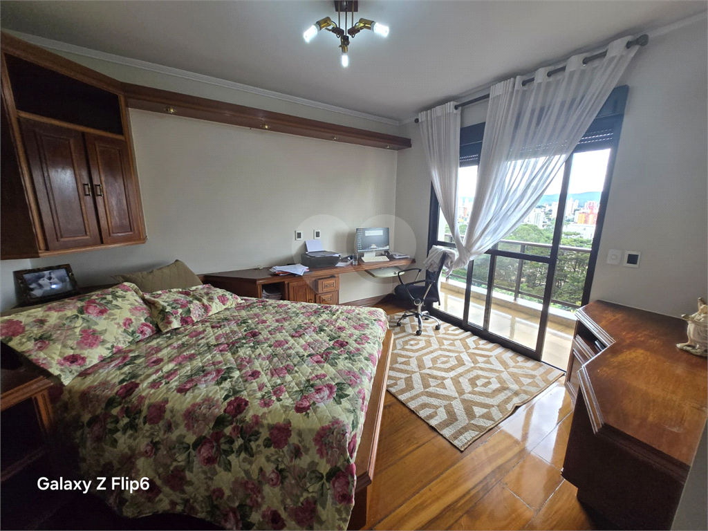 Luxuoso apartamento, raridade! 4 suítes máster, amplo living com lareira e bar, sala de jantar, apartamento todo avarandado, 5 vagas em Santana! Altíssimo padrão.