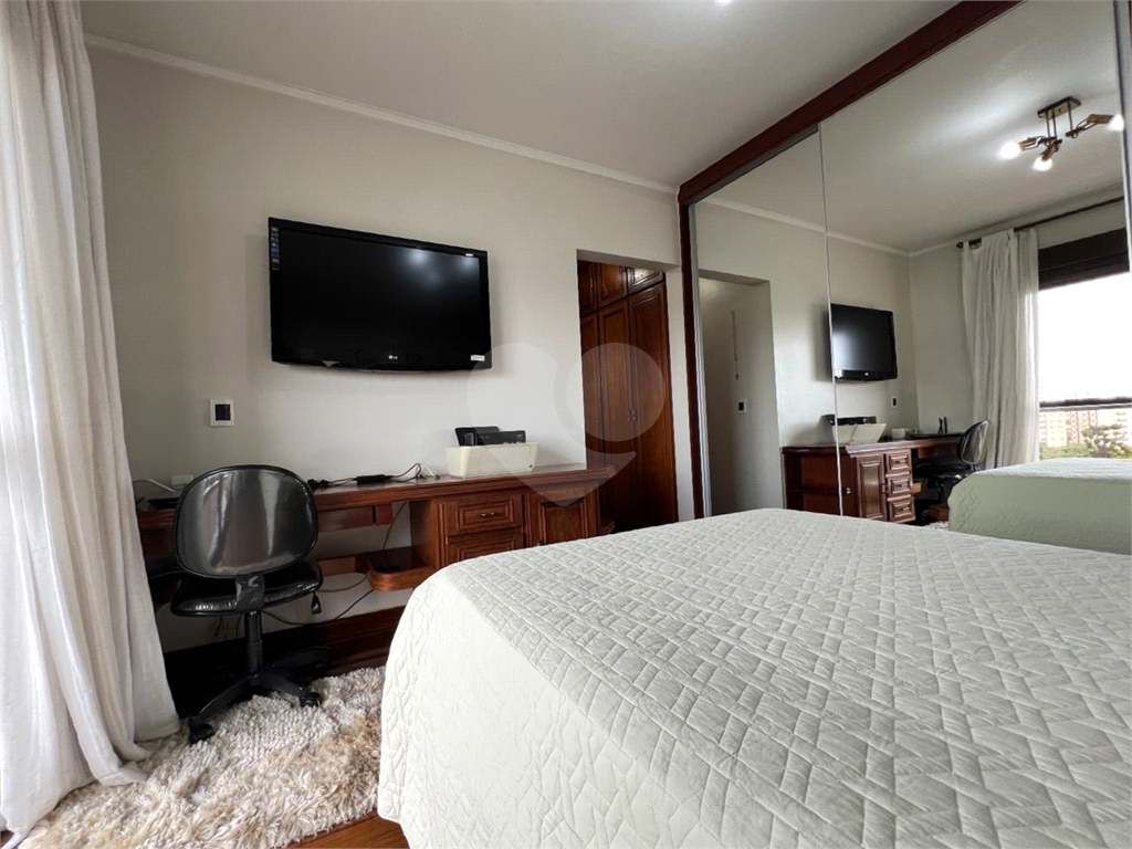 Luxuoso apartamento, raridade! 4 suítes máster, amplo living com lareira e bar, sala de jantar, apartamento todo avarandado, 5 vagas em Santana! Altíssimo padrão.