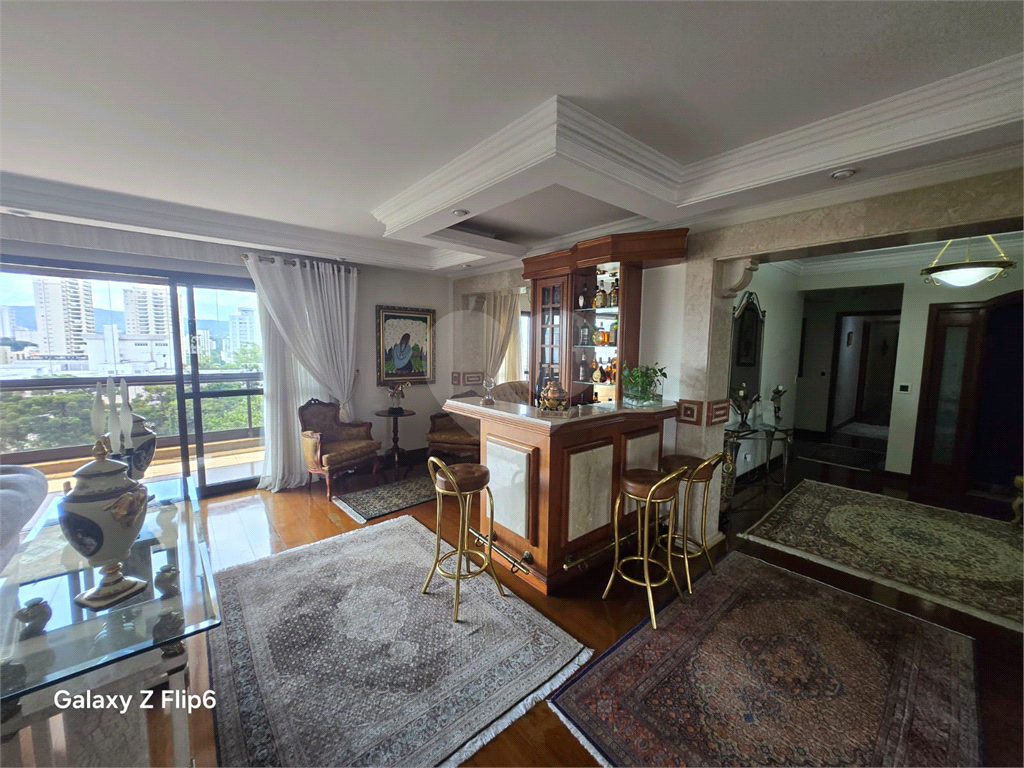 Luxuoso apartamento, raridade! 4 suítes máster, amplo living com lareira e bar, sala de jantar, apartamento todo avarandado, 5 vagas em Santana! Altíssimo padrão.