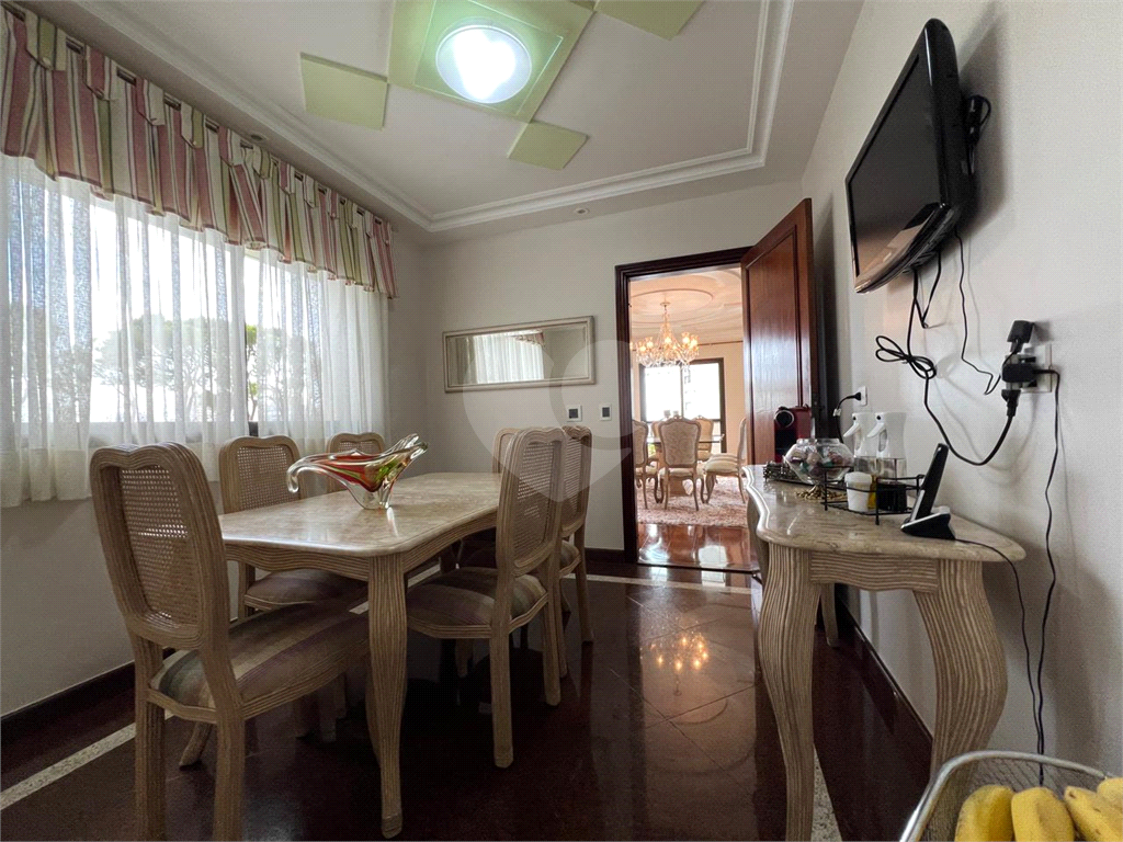 Luxuoso apartamento, raridade! 4 suítes máster, amplo living com lareira e bar, sala de jantar, apartamento todo avarandado, 5 vagas em Santana! Altíssimo padrão.