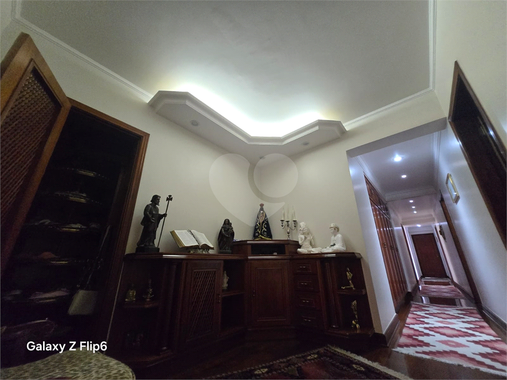 Luxuoso apartamento, raridade! 4 suítes máster, amplo living com lareira e bar, sala de jantar, apartamento todo avarandado, 5 vagas em Santana! Altíssimo padrão.