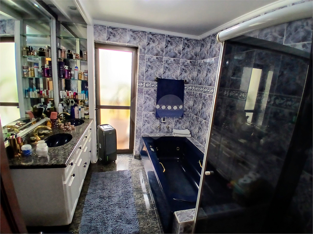 Luxuoso apartamento, raridade! 4 suítes máster, amplo living com lareira e bar, sala de jantar, apartamento todo avarandado, 5 vagas em Santana! Altíssimo padrão.