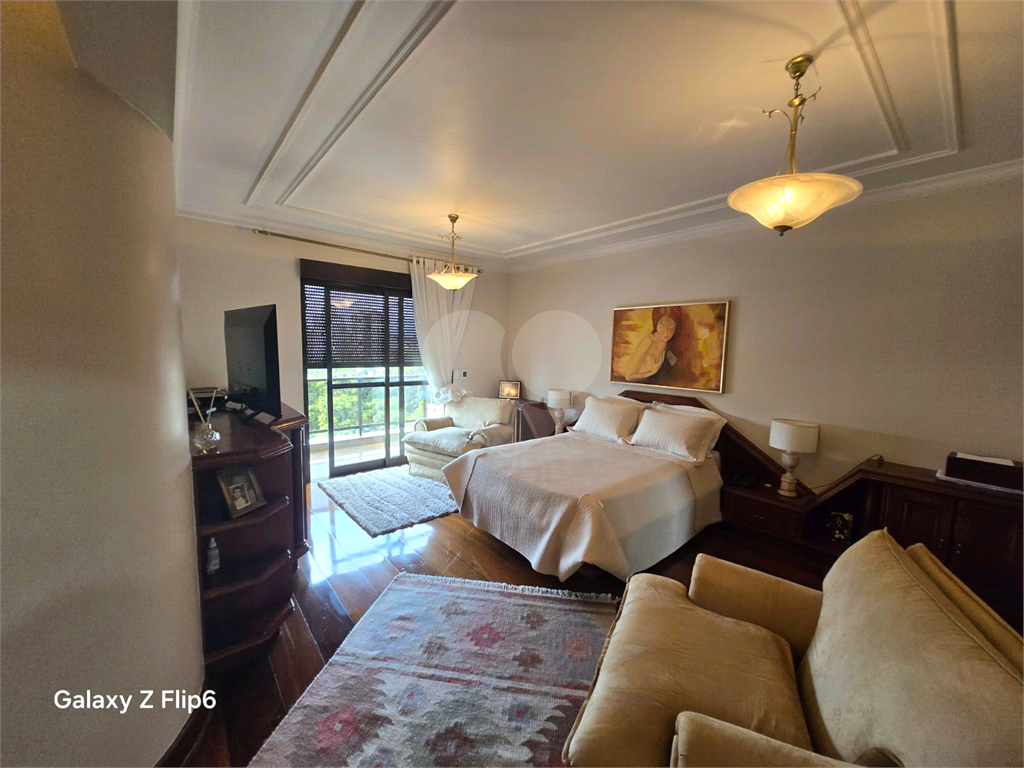 Luxuoso apartamento, raridade! 4 suítes máster, amplo living com lareira e bar, sala de jantar, apartamento todo avarandado, 5 vagas em Santana! Altíssimo padrão.