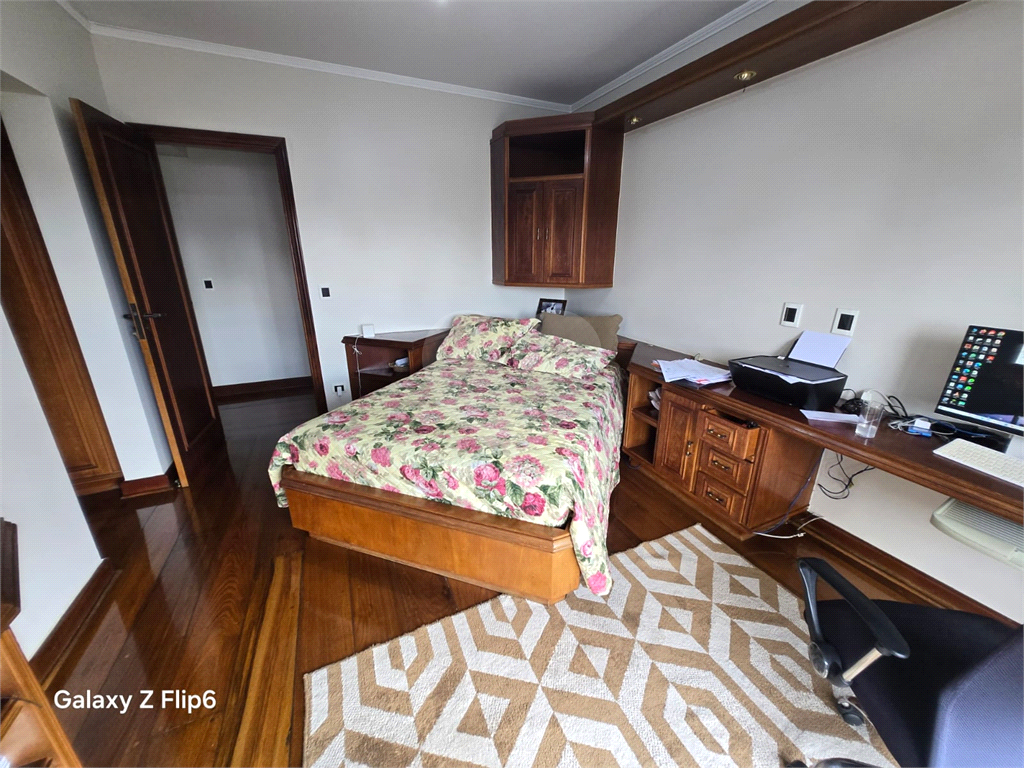 Luxuoso apartamento, raridade! 4 suítes máster, amplo living com lareira e bar, sala de jantar, apartamento todo avarandado, 5 vagas em Santana! Altíssimo padrão.