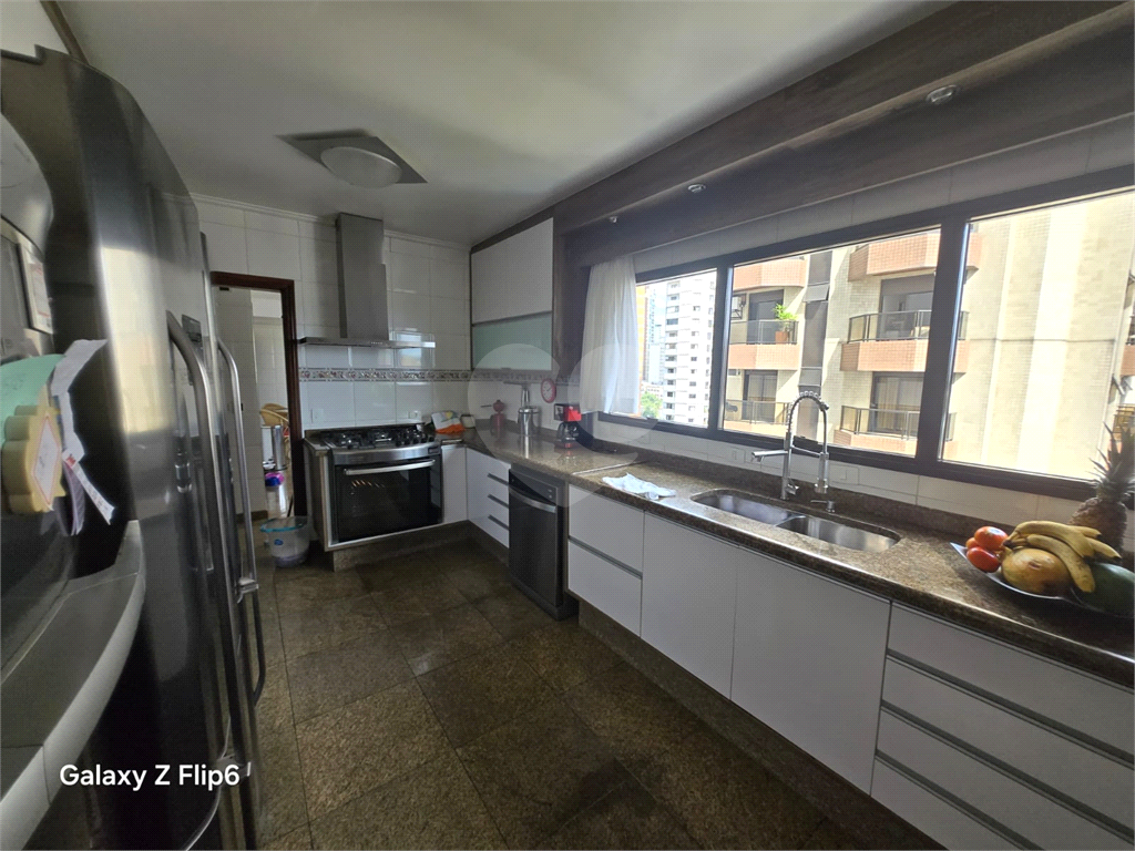 Luxuoso apartamento, raridade! 4 suítes máster, amplo living com lareira e bar, sala de jantar, apartamento todo avarandado, 5 vagas em Santana! Altíssimo padrão.