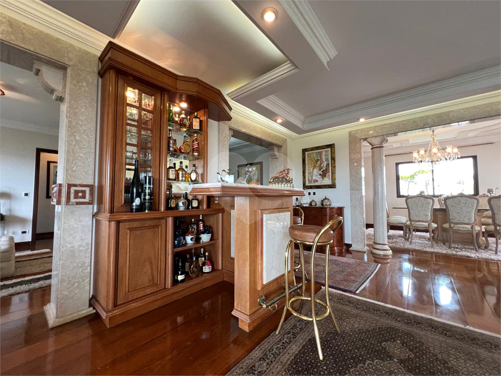 Luxuoso apartamento, raridade! 4 suítes máster, amplo living com lareira e bar, sala de jantar, apartamento todo avarandado, 5 vagas em Santana! Altíssimo padrão.