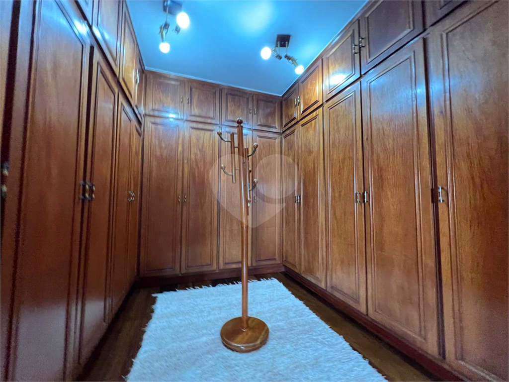 Luxuoso apartamento, raridade! 4 suítes máster, amplo living com lareira e bar, sala de jantar, apartamento todo avarandado, 5 vagas em Santana! Altíssimo padrão.