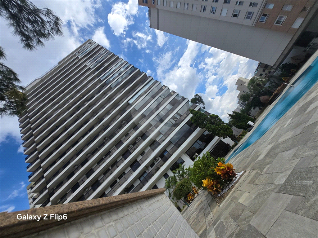 Luxuoso apartamento, raridade! 4 suítes máster, amplo living com lareira e bar, sala de jantar, apartamento todo avarandado, 5 vagas em Santana! Altíssimo padrão.
