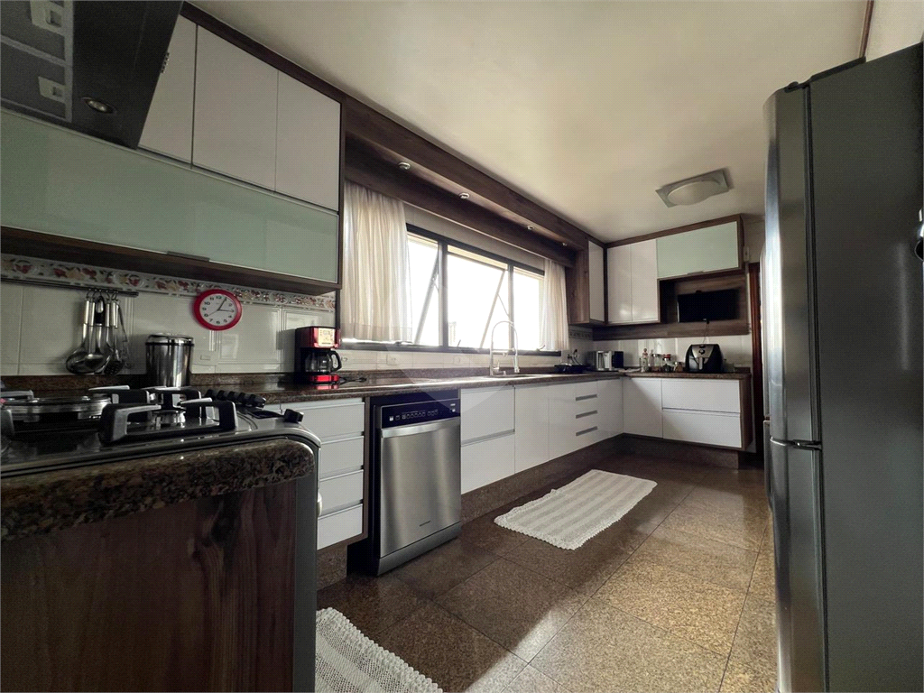 Luxuoso apartamento, raridade! 4 suítes máster, amplo living com lareira e bar, sala de jantar, apartamento todo avarandado, 5 vagas em Santana! Altíssimo padrão.