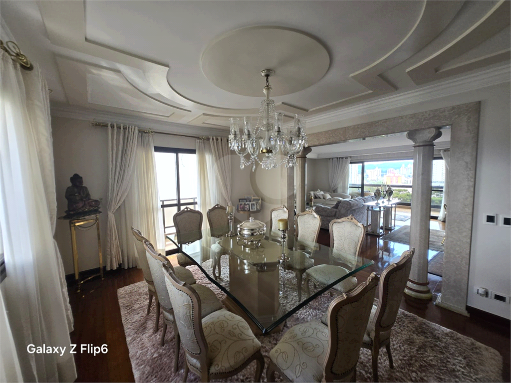 Luxuoso apartamento, raridade! 4 suítes máster, amplo living com lareira e bar, sala de jantar, apartamento todo avarandado, 5 vagas em Santana! Altíssimo padrão.